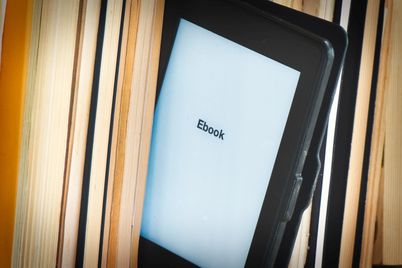 digitales Buch im Bücherregal