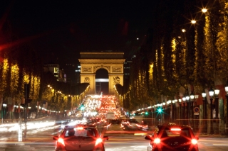 Paris Verkehr bei Nacht